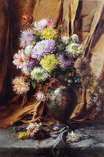 Chrysanthemen in einer Fußvase