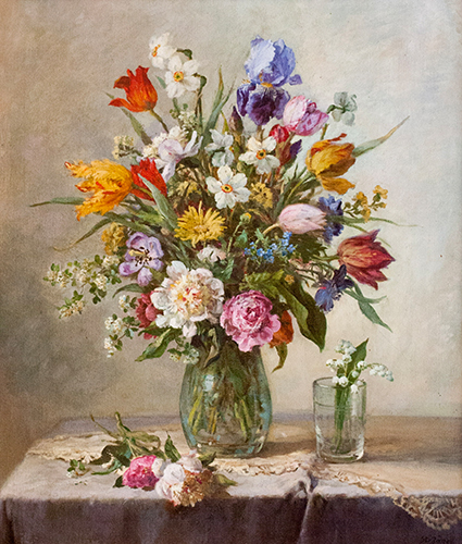 Blumenstrauß in der Vase und Glas mit Maiglöckchen