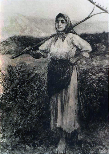 Rumänische Bäuerin mit geschultertem Holzrechen